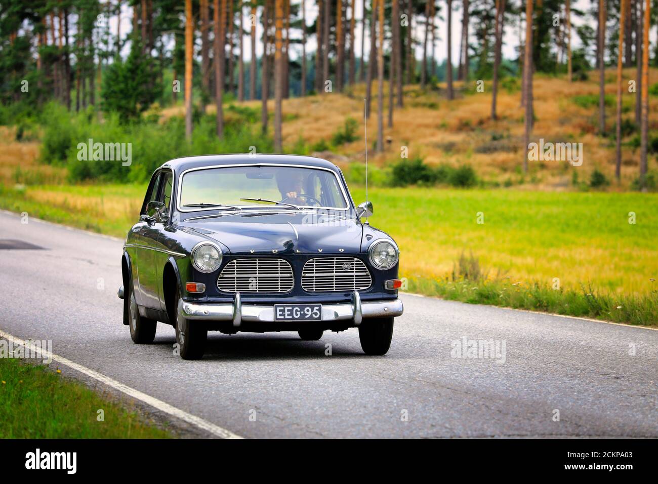 Klassisches schwarzes Volvo Amazon Auto auf Oldtimer Rallye auf Landstraße.  Volvo Amazon wurde 1956–1970 produziert. Salo, Finnland. 15. August 2020  Stockfotografie - Alamy