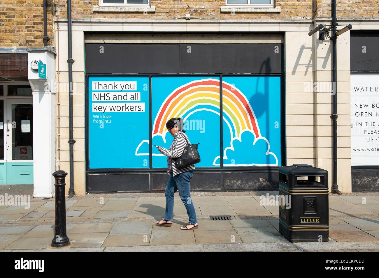 Uxbridge, London Borough of Hillingdon, Großbritannien. September 2020. Eine Dame geht an einem Dankesbrief des NHS und an allen Schlüsselarbeitern vorbei. Viele dieser Plakate wurden inzwischen in Städten abgehängt. Quelle: Maureen McLean/Alamy Stockfoto