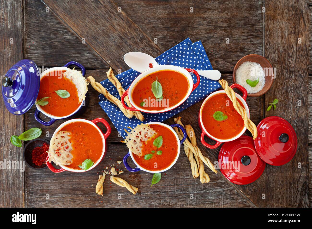 Hausgemachte Tomatensuppe in kleinen Töpfen mit Parmesan-Crackern Stockfoto