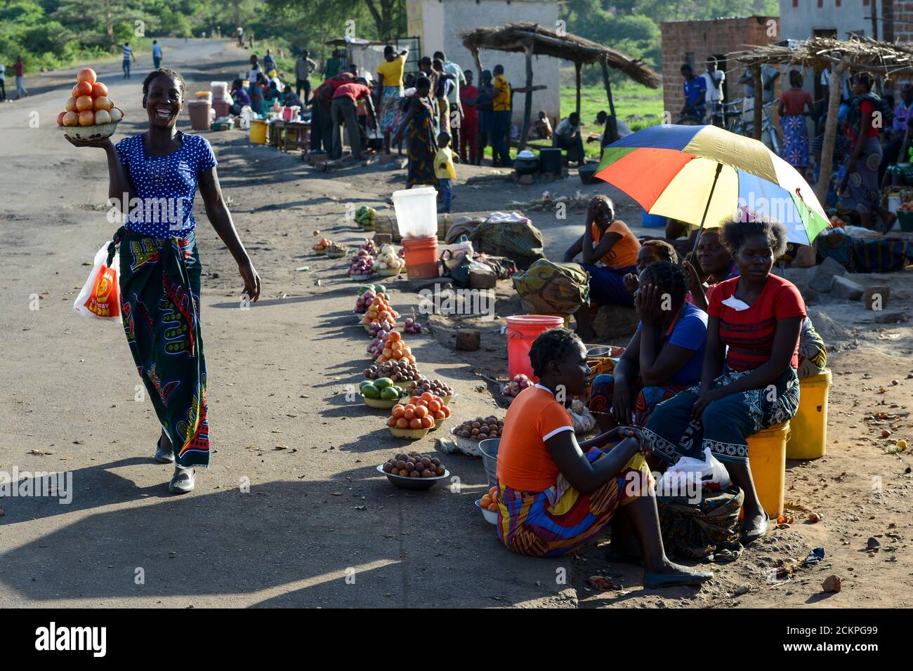 Sambia, Sinazongwe, ländlicher Markt im Dorf, Frauen verkaufen Obst und Gemüse entlang der Straße / SAMBIA, Sinazongwe Distrikt, laendlicher Markt an einer Straße im Dorf Stockfoto