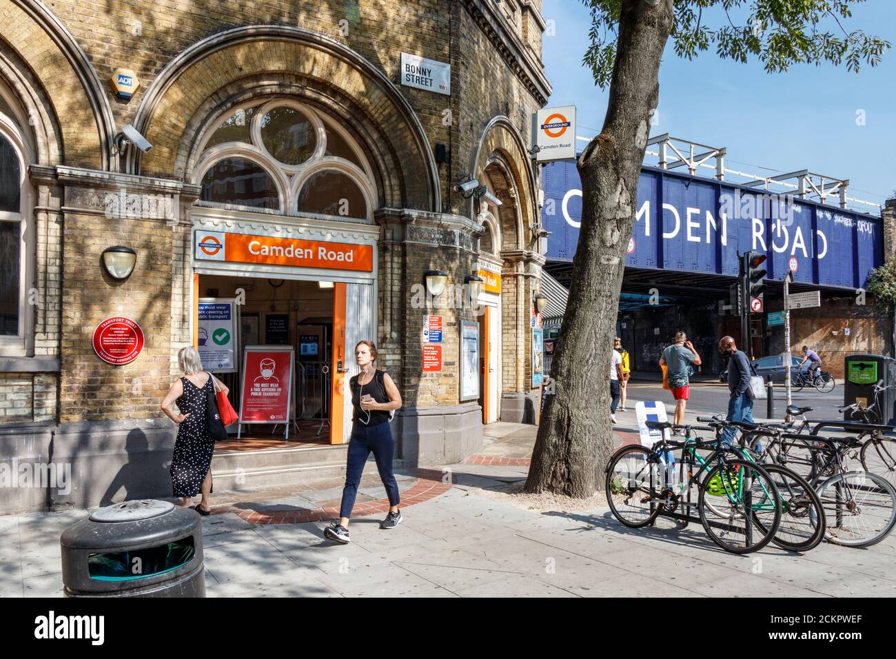 Camden Road Station, einer von sechs italienischen Bahnhöfen, die Edwin Henry Horne 1870 für die schnell wachsende North London Railway in London, Großbritannien, entworfen hat Stockfoto