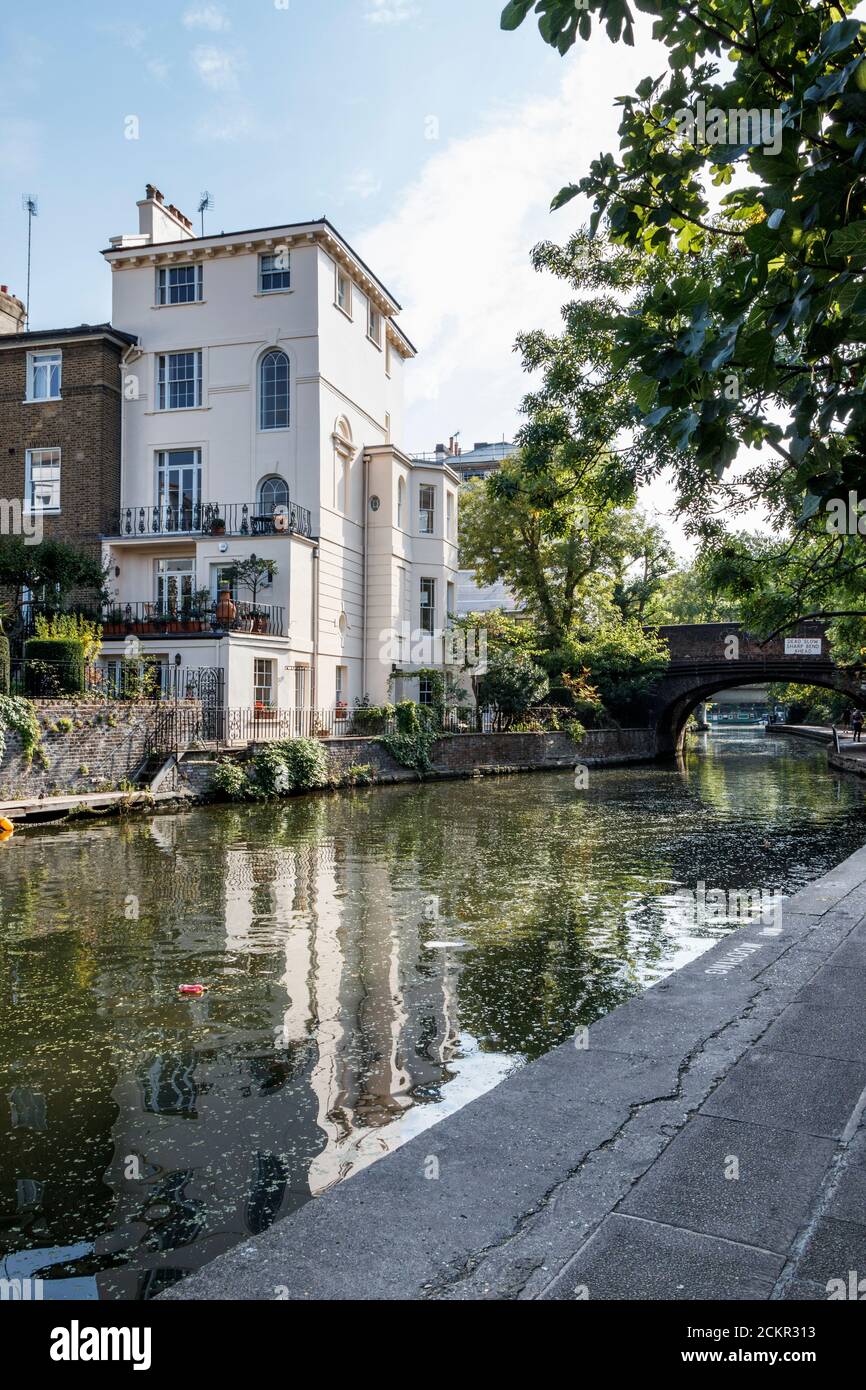 Georgianische Wohnimmobilien mit Blick auf Regent's Canal in der Primrose Hill Gegend von London, Großbritannien Stockfoto