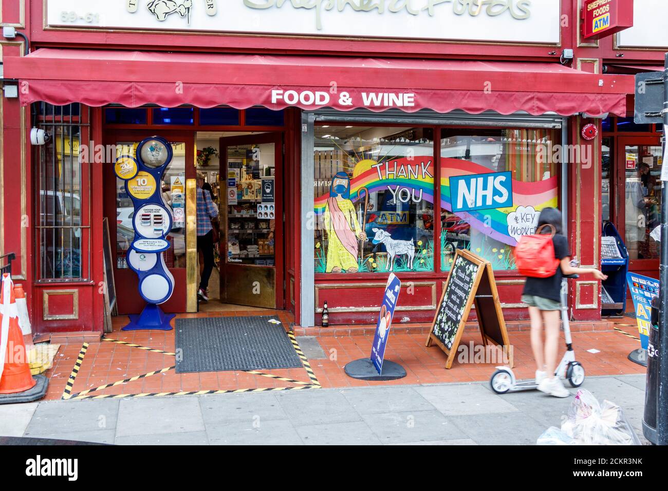 Shepherd Food & Wine, ein 24-Stunden-Geschäft in Fitzroy Road, Primrose Hill, ein „Thank You NHS“-Display in seinem Fenster, London, Großbritannien Stockfoto