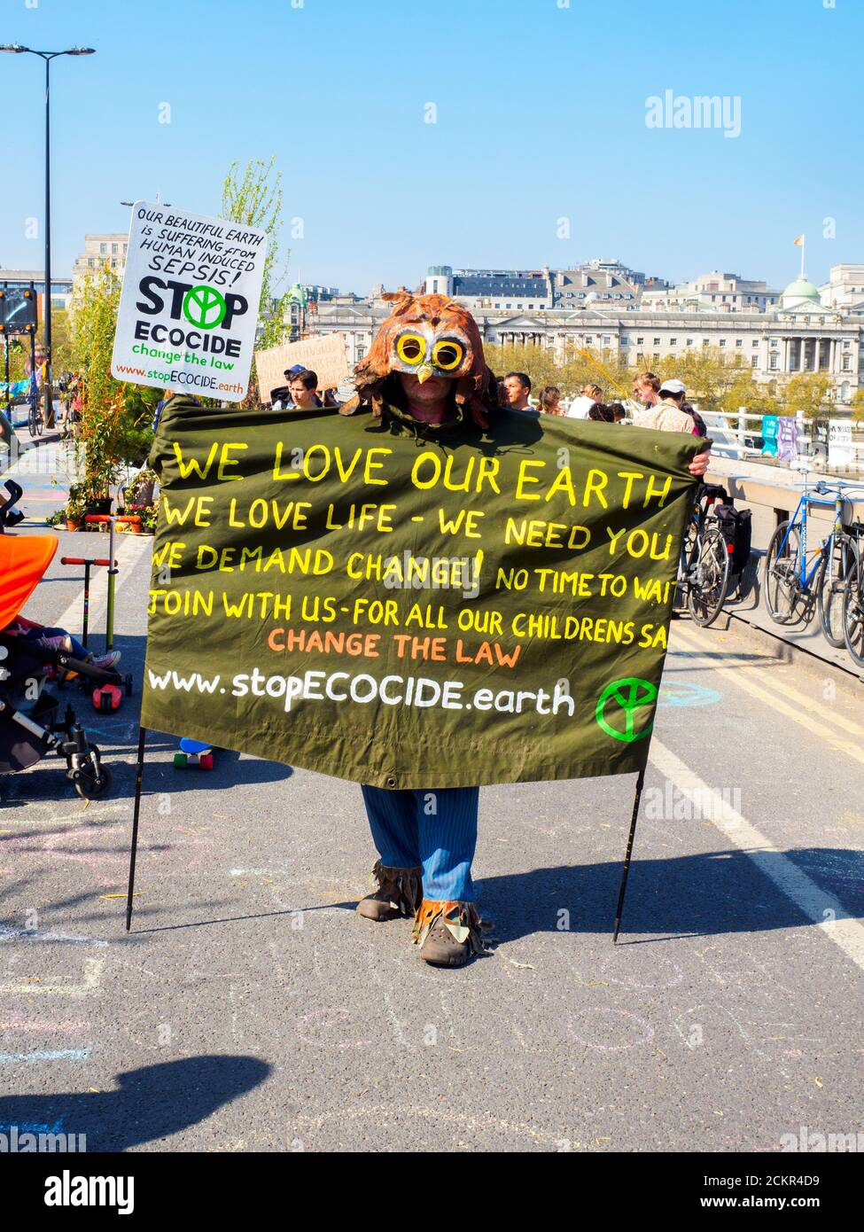 London, Großbritannien. April 2019. Die Waterloo-Brücke wurde sechs Tage lang von Aktivisten des Aussterbungsaufstandes blockiert. Während dieser Zeit haben sie eine Gartenbrücke geschaffen, die für internationale Rebellion-Aktivitäten genutzt wird, um dringende Maßnahmen zur Bekämpfung des Klimawandels durch die britische Regierung zu fordern Stockfoto