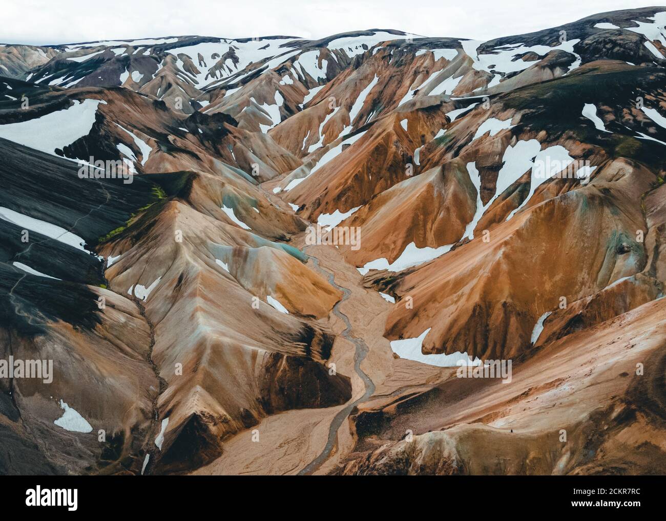Landmannalaugar Regenbogenberge aus der Vogelperspektive. Drohnenfotografie im Hochland Islands. Tourismus in Island Stockfoto