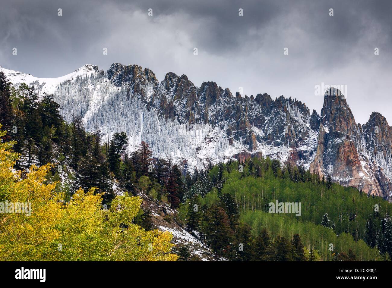 Herbstschnee bringt einen Wechsel der Jahreszeiten in eine malerische Landschaft in den San Juan Mountains in der Nähe von Telluride, Colorado Stockfoto