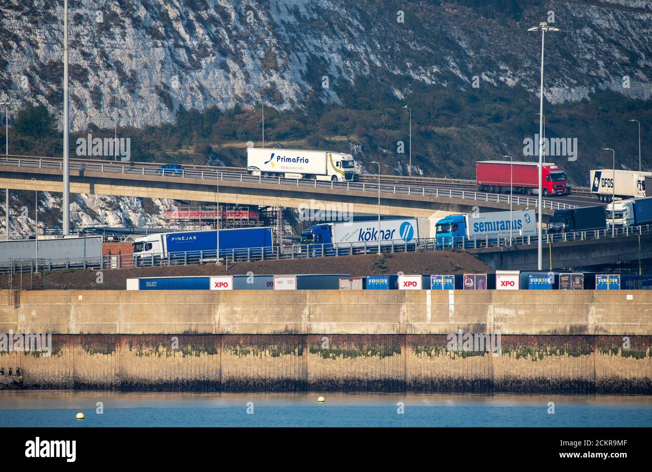 Dover, Kent, England, Großbritannien. 2020. Auf der Autobahn A2 warten Lastwagen, um den Hafen von Dover zu erreichen, und eine Cross-Channel-Fähre nach Frankreich. Stockfoto