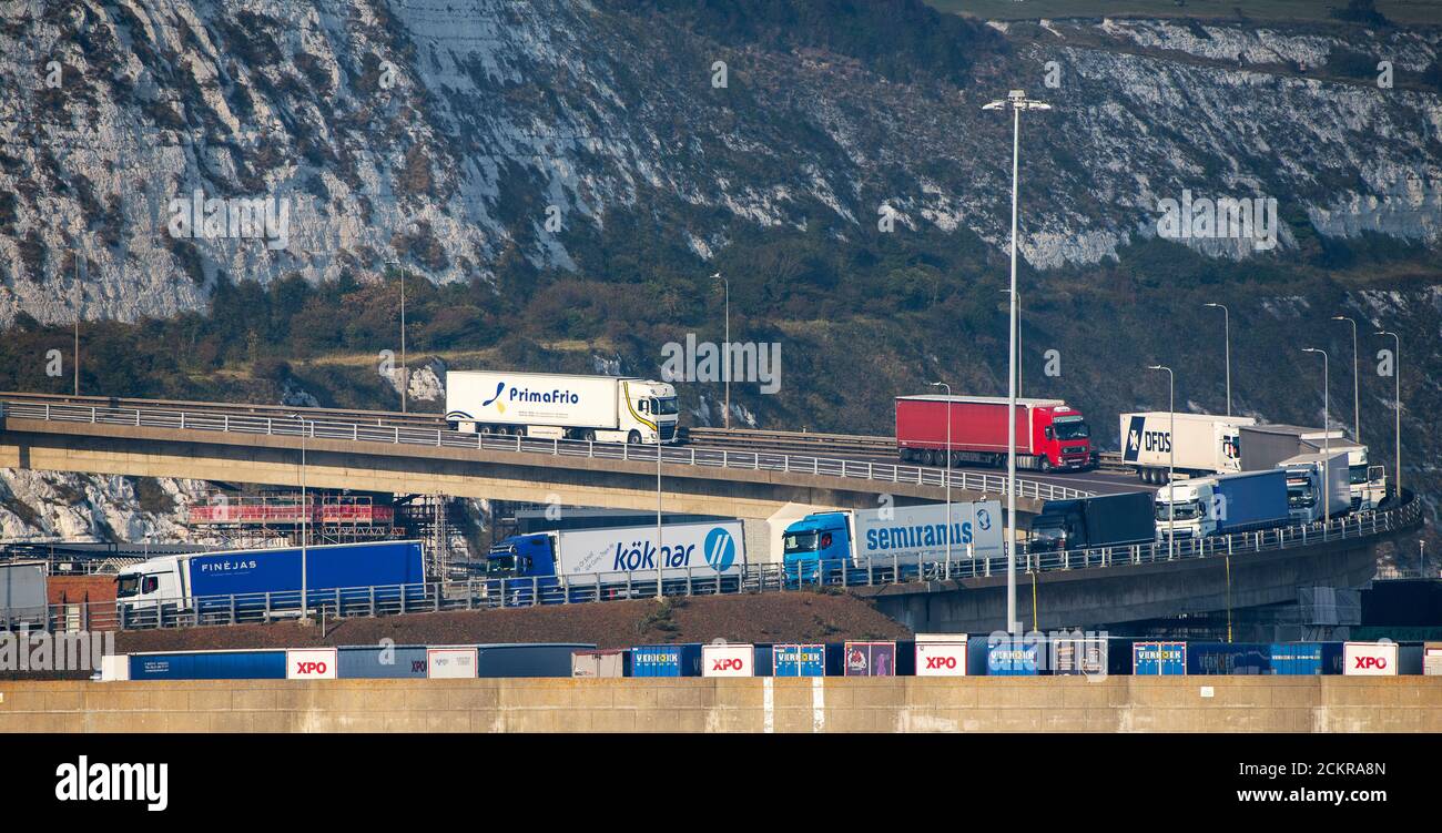 Dover, Kent, England, Großbritannien. 2020. Auf der Autobahn A2 warten Lastwagen, um den Hafen von Dover zu erreichen, und eine Cross-Channel-Fähre nach Frankreich. Stockfoto