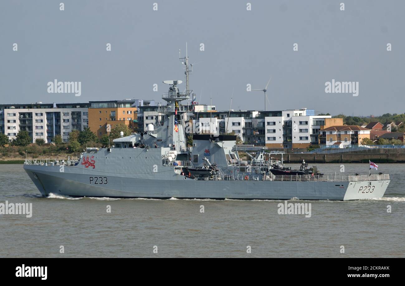 HMS Tamar, ein Offshore-Patrouillenschiff der Royal Navy der Klasse Batch 2 River, fährt nach seinem ersten Besuch in London die Themse hinunter Stockfoto