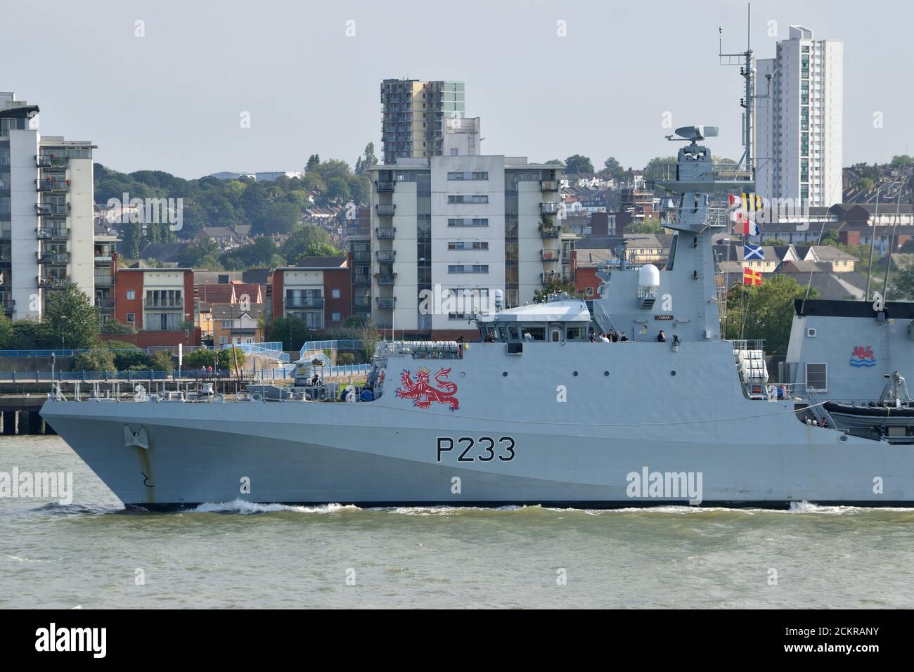HMS Tamar, ein Offshore-Patrouillenschiff der Royal Navy der Klasse Batch 2 River, fährt nach seinem ersten Besuch in London die Themse hinunter Stockfoto