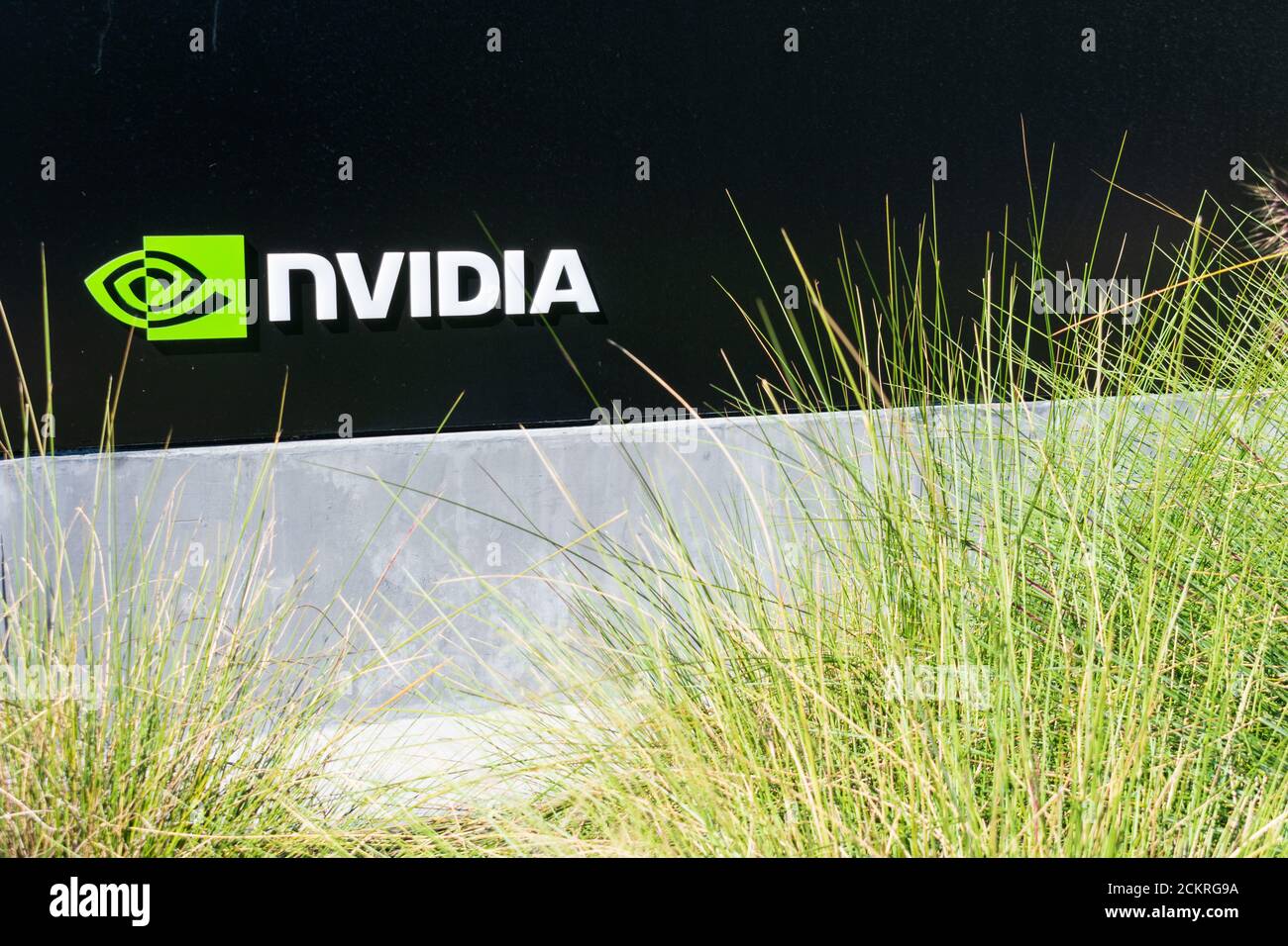 NVIDIA-Logo und -Zeichen in der Unternehmenszentrale im Silicon Valley, High-Tech-Hub von San Francisco Bay Area - Santa Clara, CA, USA - Oktober 2019 Stockfoto