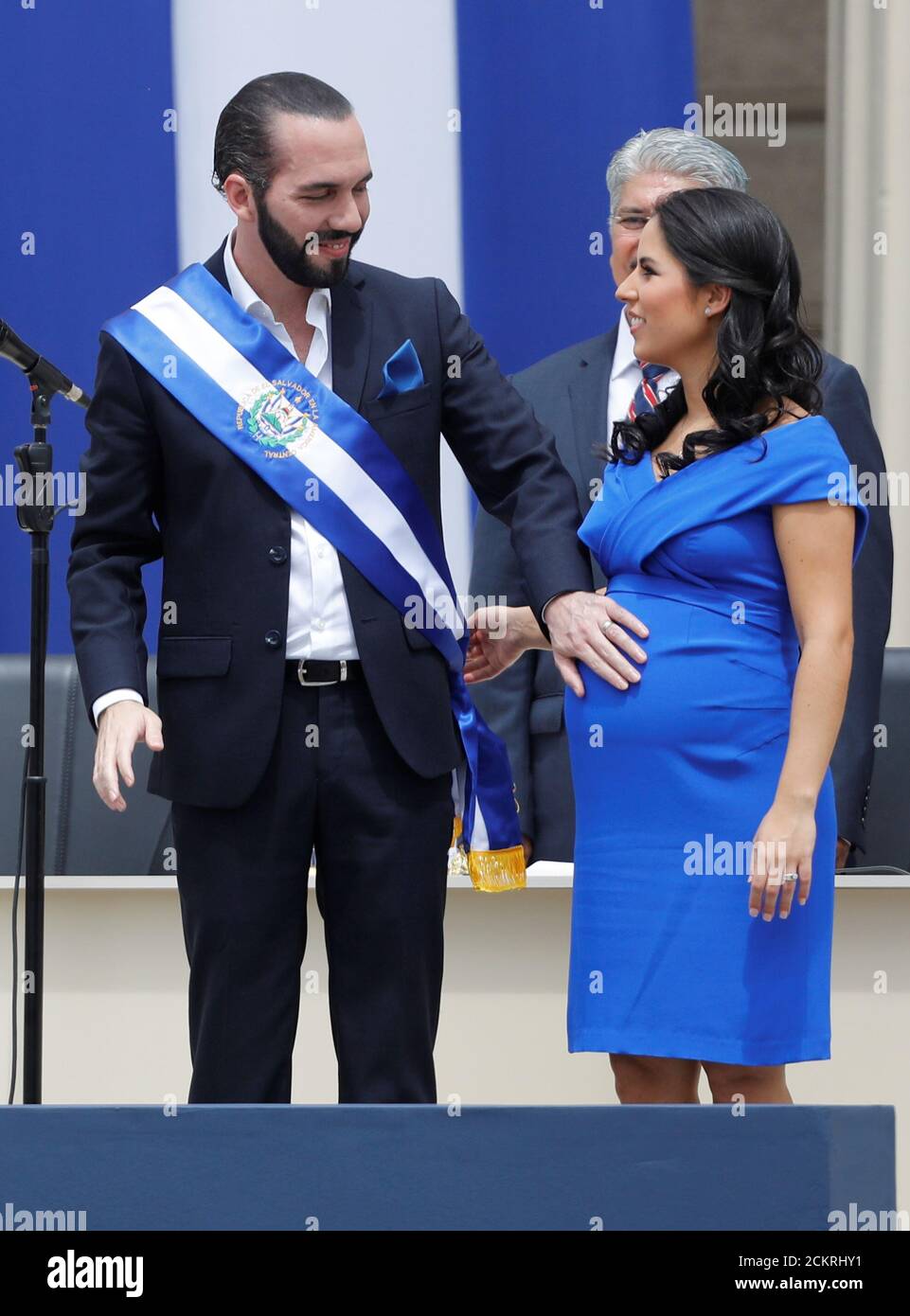 Der Neue Prasident Von El Salvador Nayib Bukele Beruhrt Den Bauch Seiner Frau Gabriela De Bukele Nachdem Er Die Prasidentenschamel Wahrend Seiner Vereidigung Am 1 Juni 2019 In San Salvador El Salvador