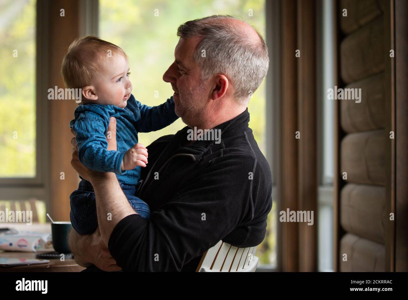 Vater hält 7 Monate alten Sohn Stockfoto