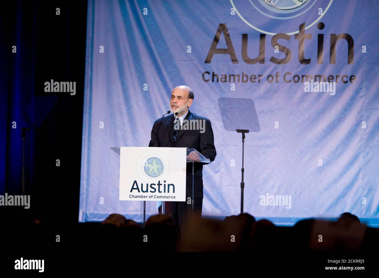 Austin, TX, 1. Dezember 2008: Ben Bernanke, Vorsitzender der US-Notenbank, spricht vor 1,800 Geschäftsleuten am Montag und sagt der Menge, dass die globale Finanzkrise bis weit in das Jahr 2009 reichen wird, bevor offizielle Maßnahmen sich positiv auf die Wirtschaft auswirken werden. ©Bob Daemmrich Stockfoto