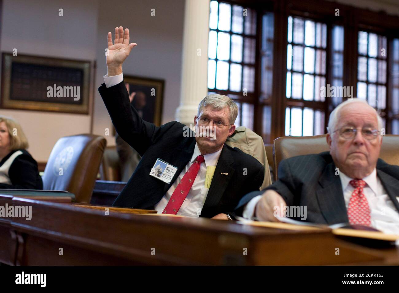 Austin, TX 15. Dezember 2008: James Wiggins hebt die Hand, um zu wählen, während das Electoral College im Texas Capitol in Austin zusammenkommt. 34 republikanische Wähler trafen sich, um die McCain-Palin-Karte einstimmig zu wählen. Die feierliche Veranstaltung findet nach dem Bundeswahlgesetz am zweiten Montag im Monat nach den Wahlen im November statt. ©Bob Daemmrich Stockfoto
