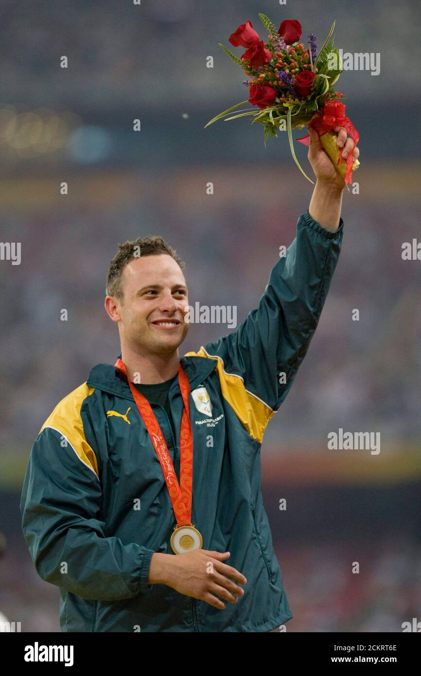 Peking, China 12. September 2008: Tag sechs des sportlichen Wettkampfs bei den Paralympischen Spielen 2008 mit Oscar Pistorius aus Südafrika während der Medaillenzeremonie nach dem Gewinn des 200-Meter-Halbfinales der Männer T44. Pistorius, bekannt als „Blade Runner“ für seine rasante Geschwindigkeit, beantragte beim IOC, als Sprinter an den regulären Olympischen Spielen teilzunehmen, wurde jedoch nicht an der Teilnahme teilgenommen. ©Bob Daemmrich Stockfoto