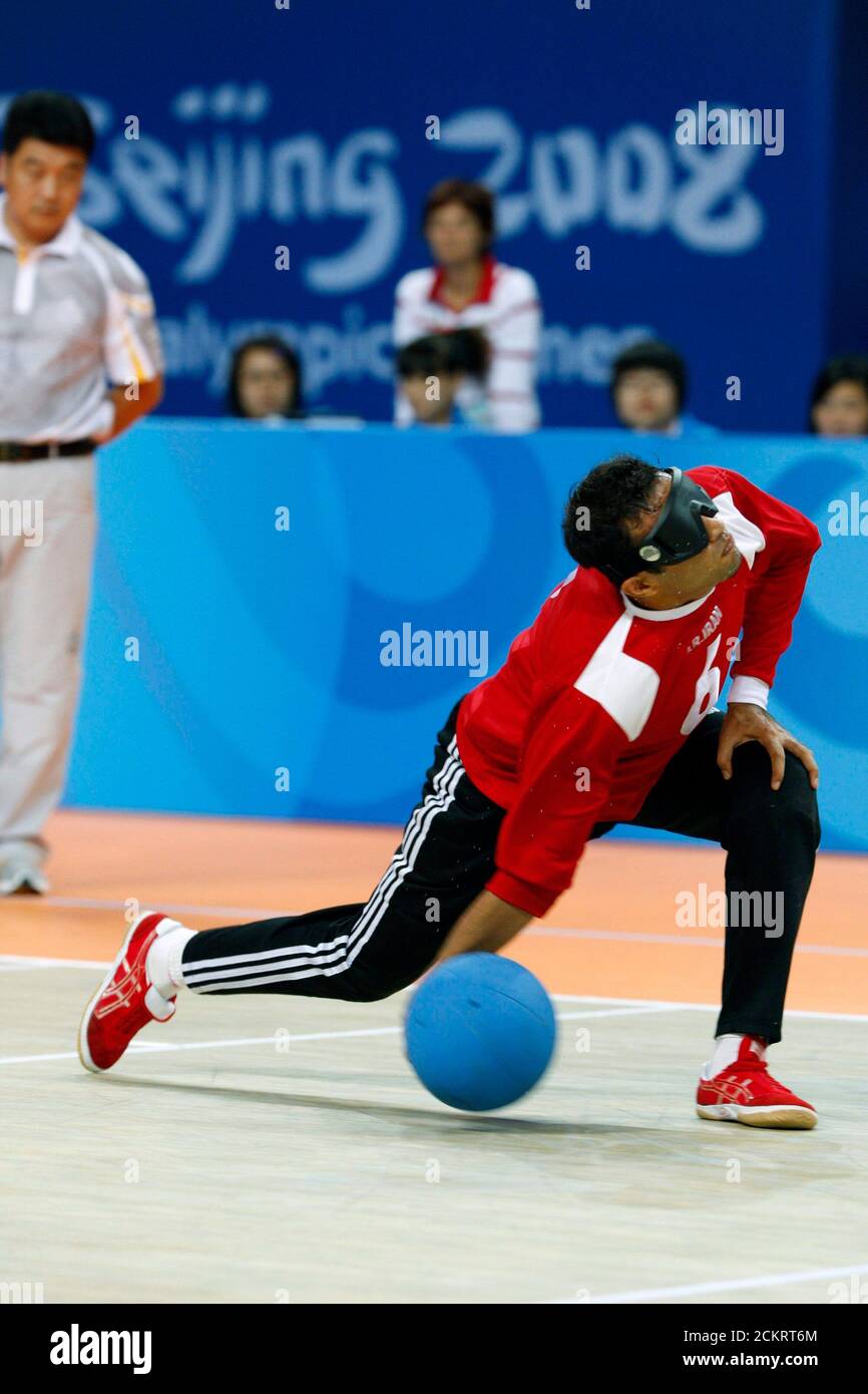 Peking, China, 10. September 2008: Tag vier des sportlichen Wettkampfs bei den Paralympischen Spielen in Peking, als der Iraner Seyed Mehdi Sayahi während eines goalball-Spiels gegen die Vereinigten Staaten im Dienst steht. Die USA gewannen das Spiel, 4-3, um zu gewinnen. ©Bob Daemmrich Stockfoto