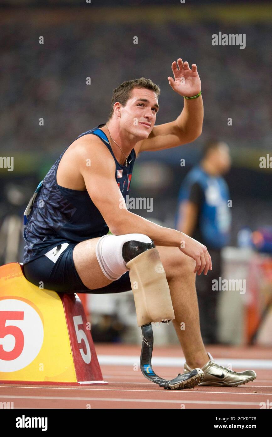 Peking, China 11. September 2008: Tag 5 des Wettkampfs bei den Paralympischen Spielen 2008 in Peking, an dem der US-amerikanische Pentathlet Jeremy Campbell beim 400-Meter-Finale der Männer auf der P44 vor der größtenteils chinesischen Menge winkte. Campbell lief in einer Weltrekordzeit, um das Event zu gewinnen. ©Bob Daemmrich Stockfoto