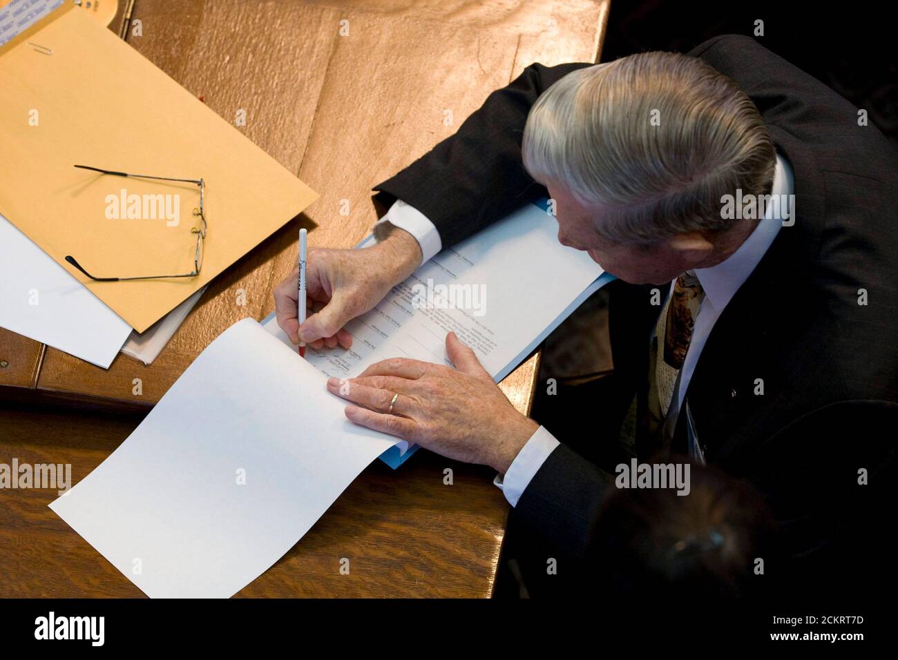 Austin, TX 15. Dezember 2008: Das Mitglied des Texas Electoral College beglaubigt seine Unterschrift, als sich das Electoral College im Texas Capitol in Austin trifft. 34 republikanische Wähler trafen sich, um die McCain-Palin-Karte einstimmig zu wählen. Die feierliche Veranstaltung findet nach dem Bundeswahlgesetz am zweiten Montag im Monat nach den Wahlen im November statt. ©Bob Daemmrich Stockfoto