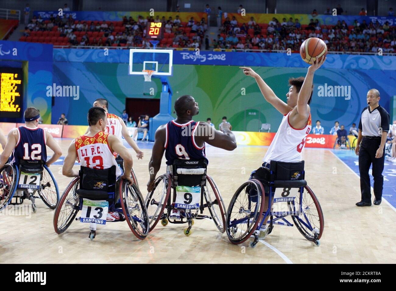 Peking, China, 10. September 2008: Tag vier des sportlichen Wettkampfs bei den Paralympischen Spielen in Peking mit dem chinesischen Hai Ding, der im Männer-Basketball-Rollstuhl über Matt Scott (c) aus den USA schießt. Die USA gewannen, 97-38. ©Bob Daemmrich Stockfoto