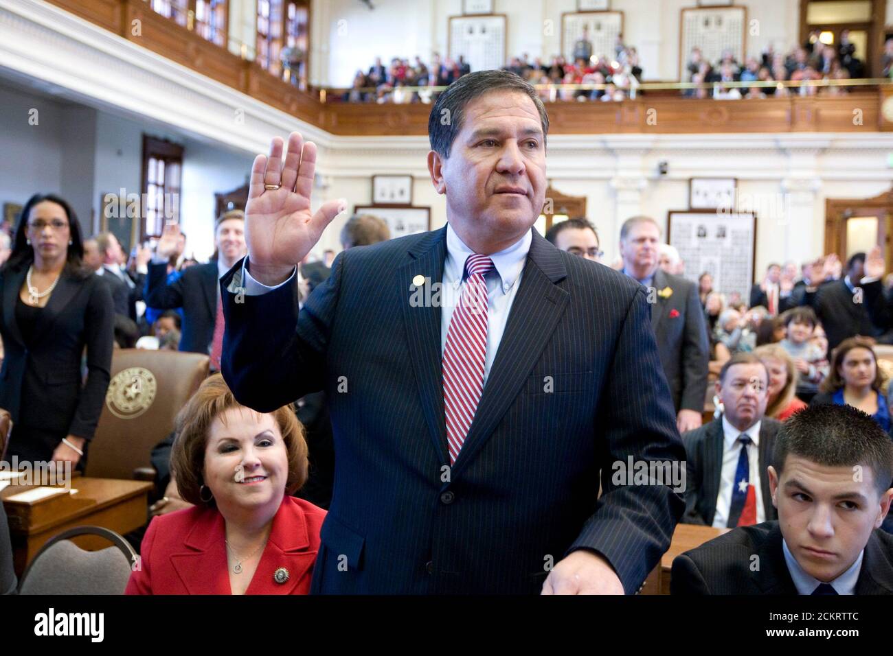 DATEI Austin, TX 13. Januar 2009: Erster Tag der 81. Sitzung der Texas Legislature auf der Etage des Repräsentantenhauses, während der Repräsentant Kino Flores (D-Edinburg) den Amtseid ablegt. ©Bob Daemmrich Stockfoto