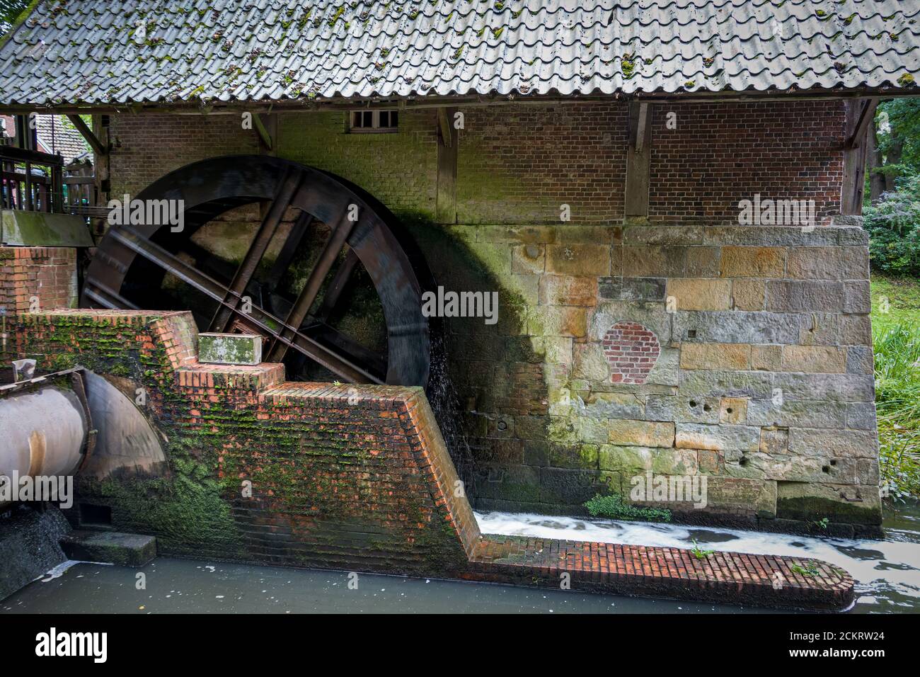 Eine alte Wassermühle in Deutschland in der Nähe von Haarmühle, die früher zum Mahlen von Getreide verwendet wurde Stockfoto