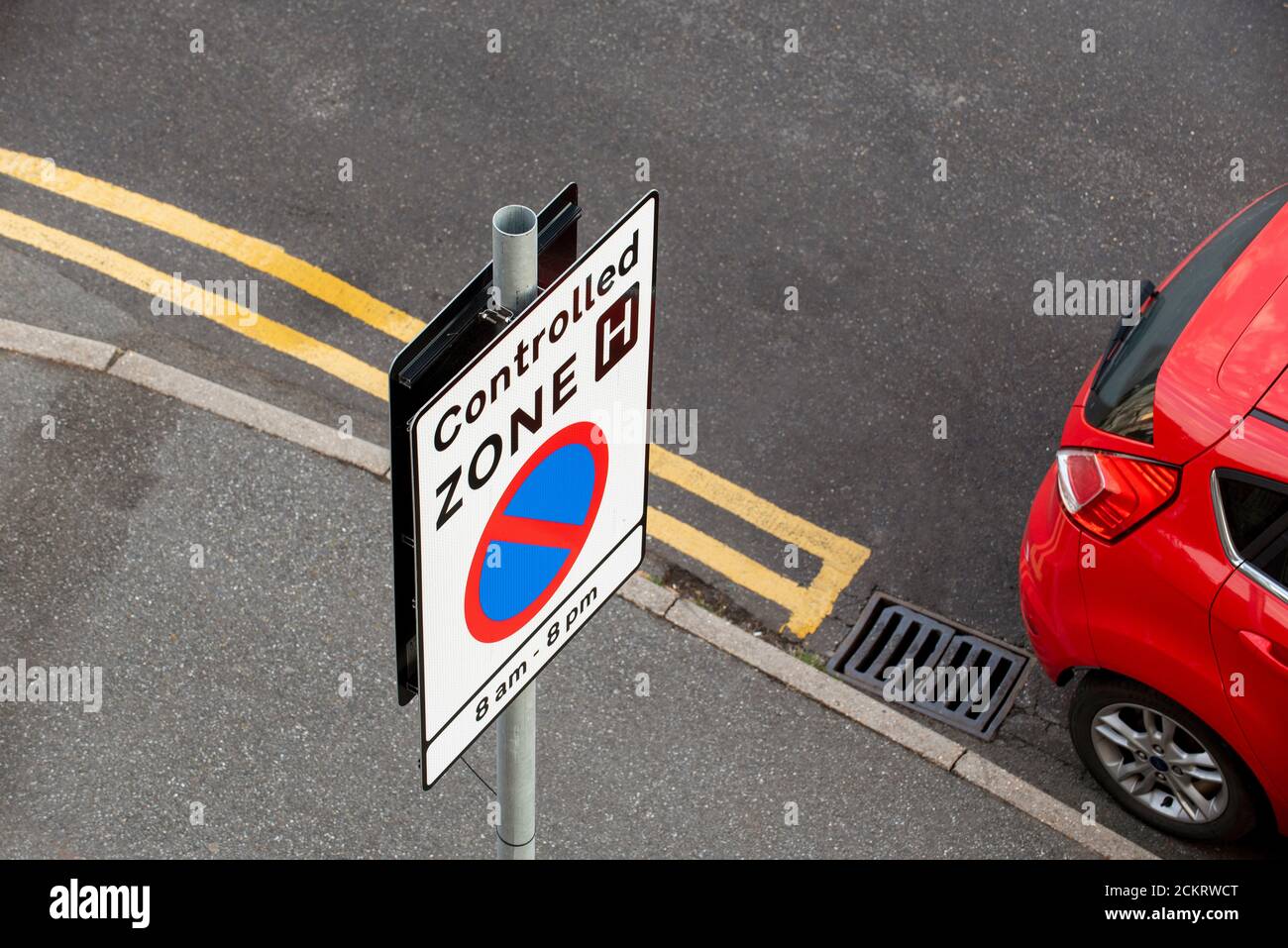 Thanet, Kent, England, Großbritannien. 2020. Straßenschild für eine kontrollierte Zone, kein Parkplatz zwischen 8.00 und 20.00 Uhr. Kein Warten und doppelte gelbe Linien. Stockfoto