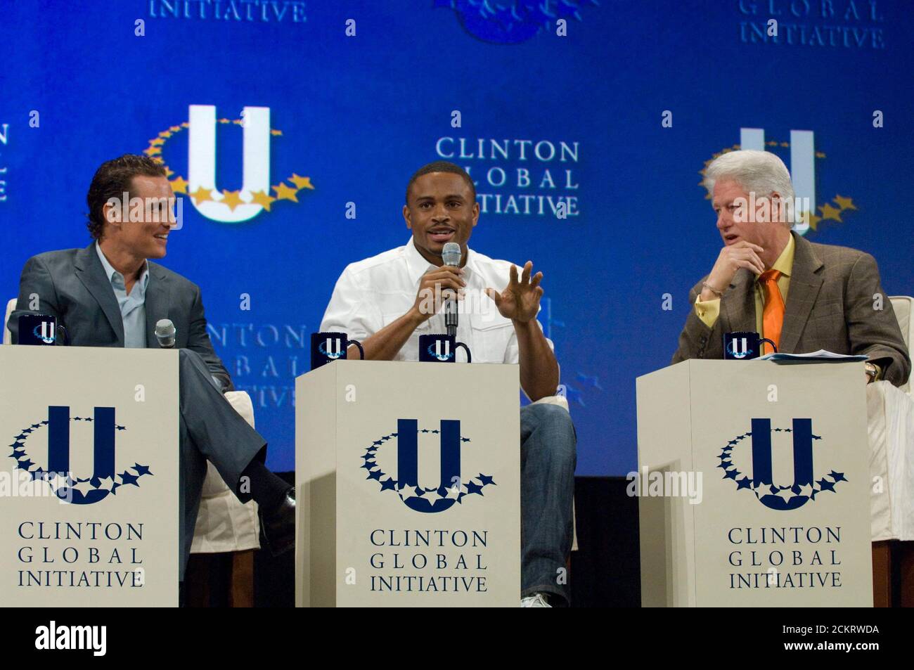 Austin, TX 14. Februar 2009: Der ehemalige Präsident Bill Clinton (r) veranstaltet die zweite jährliche Clinton Global Initiative University, eine Konferenz, an der mehr als 1,000 Studenten teilnehmen, um Maßnahmen zu globalen Herausforderungen wie Armut, Hunger, Energie, Klimawandel und globale Gesundheit zu ergreifen. Von links nach rechts sind der Schauspieler Matthew McConaughey, der NFL-Spieler Nnamdi Asomugha und Clinton zu sehen. ©Bob Daemmrich Stockfoto