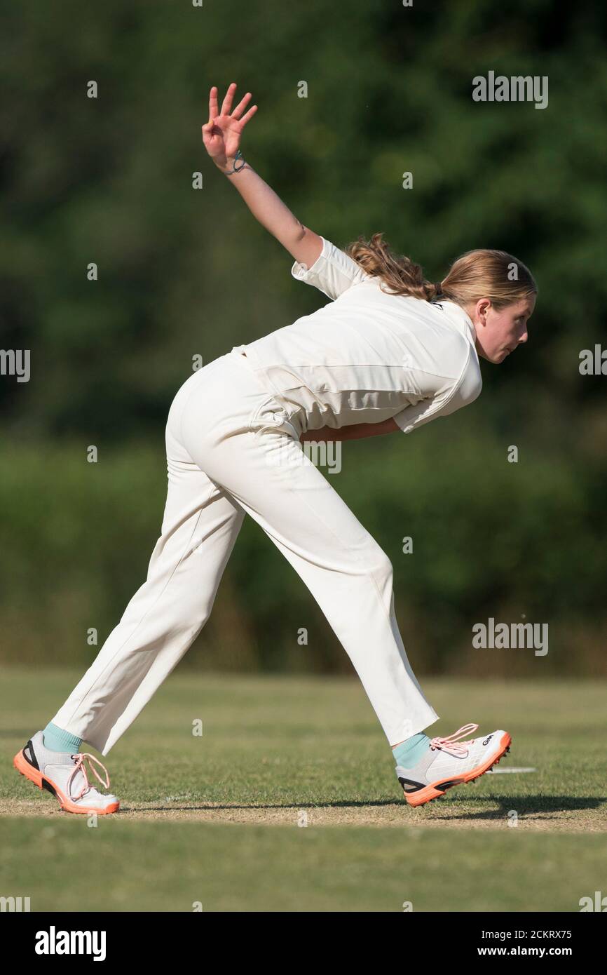 Weibliche Cricket-Spieler Bowling, Dorset, England. Stockfoto