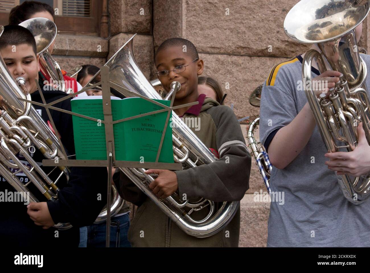 Austin, Texas, 19. Dezember 2008: Rund 150 Musikstudenten und Lehrer aus ganz Texas versammeln sich am Freitag auf den Südstufen des Texas Capitol zum 24. Jährlichen „Tuba Christmas“, wo Musiker Tubas aller Größen spielten, während sie Weihnachtslieder aufführen. ©Bob Daemmrich Stockfoto