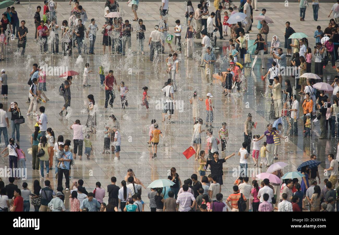 Peking, China 13. September 2008: Tag 8 des sportlichen Wettkampfs bei den Paralympischen Spielen 2008 in Peking zeigt Besuchern, wie sie zwischen den Paralympics-Sitzungen in Wasserfontänen auf dem platz vor dem Nationalen Schwimmzentrum spielen. ©Bob Daemmrich Stockfoto