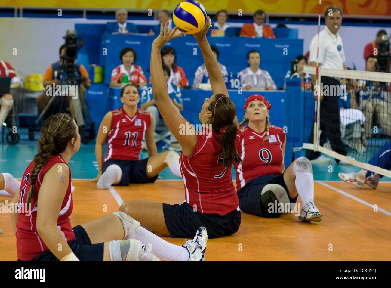 Peking, China 13. September 2008: Tag 8 des sportlichen Wettkampfs bei den Paralympischen Spielen in Peking 2008 zeigt die US-Amerikanin Katie Holloway (5) einen Aufschlag beim Goldmedaillenspiel gegen China. Die USA entschieden sich für das Silber mit einem dreifachen Verlust an die Chinesen. ©Bob Daemmrich Stockfoto