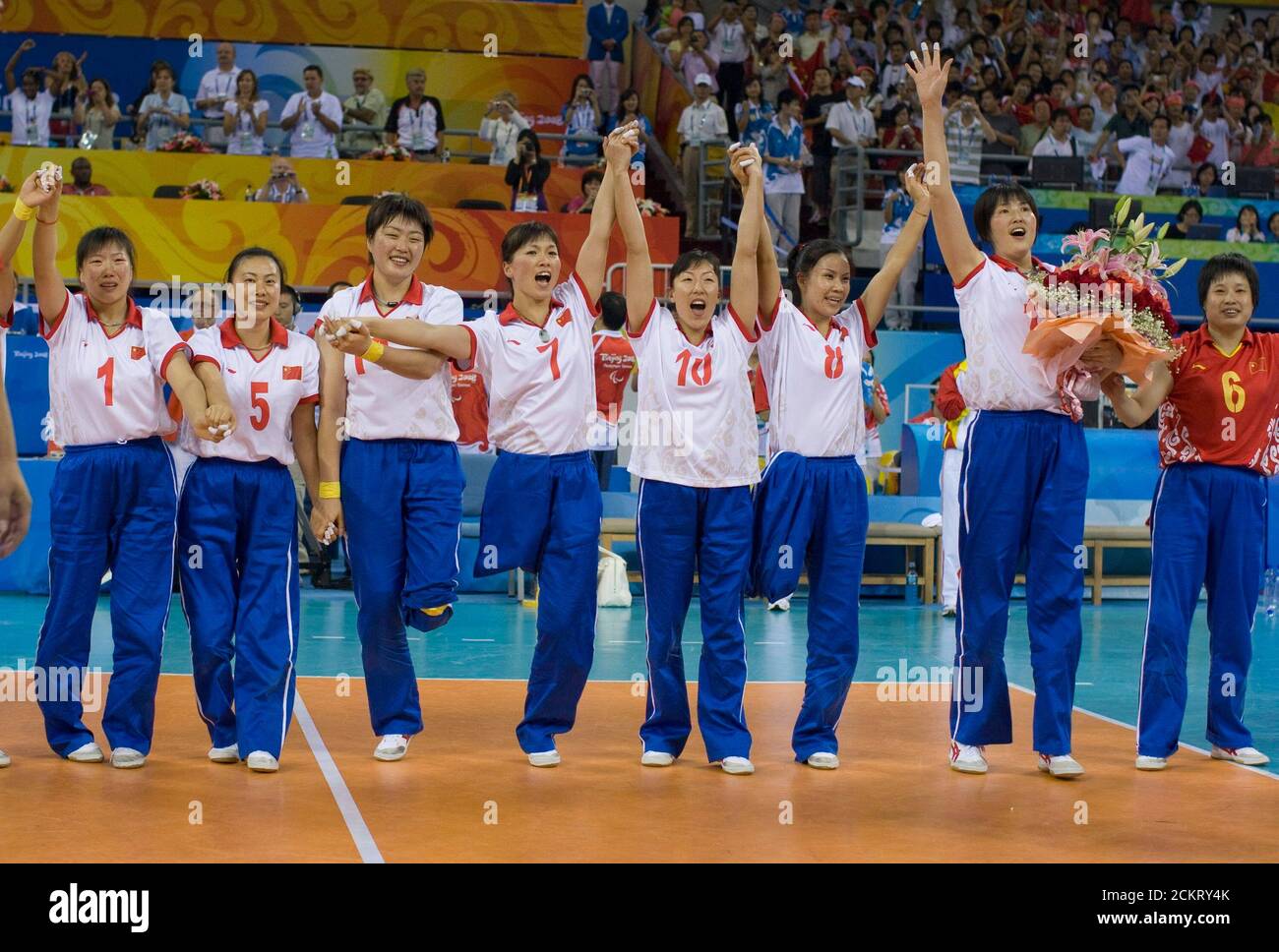 Peking, China 13. September 2008: Tag 8 des sportlichen Wettkampfs bei den Paralympischen Spielen in Peking 2008 zeigt Chinas Frauen-Volleyballteam überschwänglich, nachdem es das US-Team in drei Sätzen um die Goldmedaille leicht geschlagen hat. ©Bob Daemmrich Stockfoto