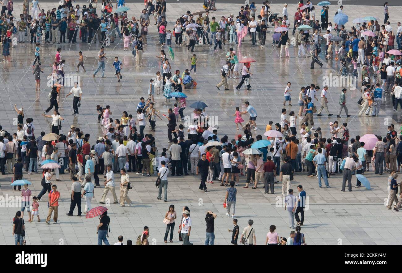 Peking, China 13. September 2008: Tag 8 des sportlichen Wettkampfs bei den Paralympischen Spielen 2008 in Peking zeigt Besuchern, wie sie zwischen den Paralympics-Sitzungen in Wasserfontänen auf dem platz vor dem Nationalen Schwimmzentrum spielen. ©Bob Daemmrich Stockfoto