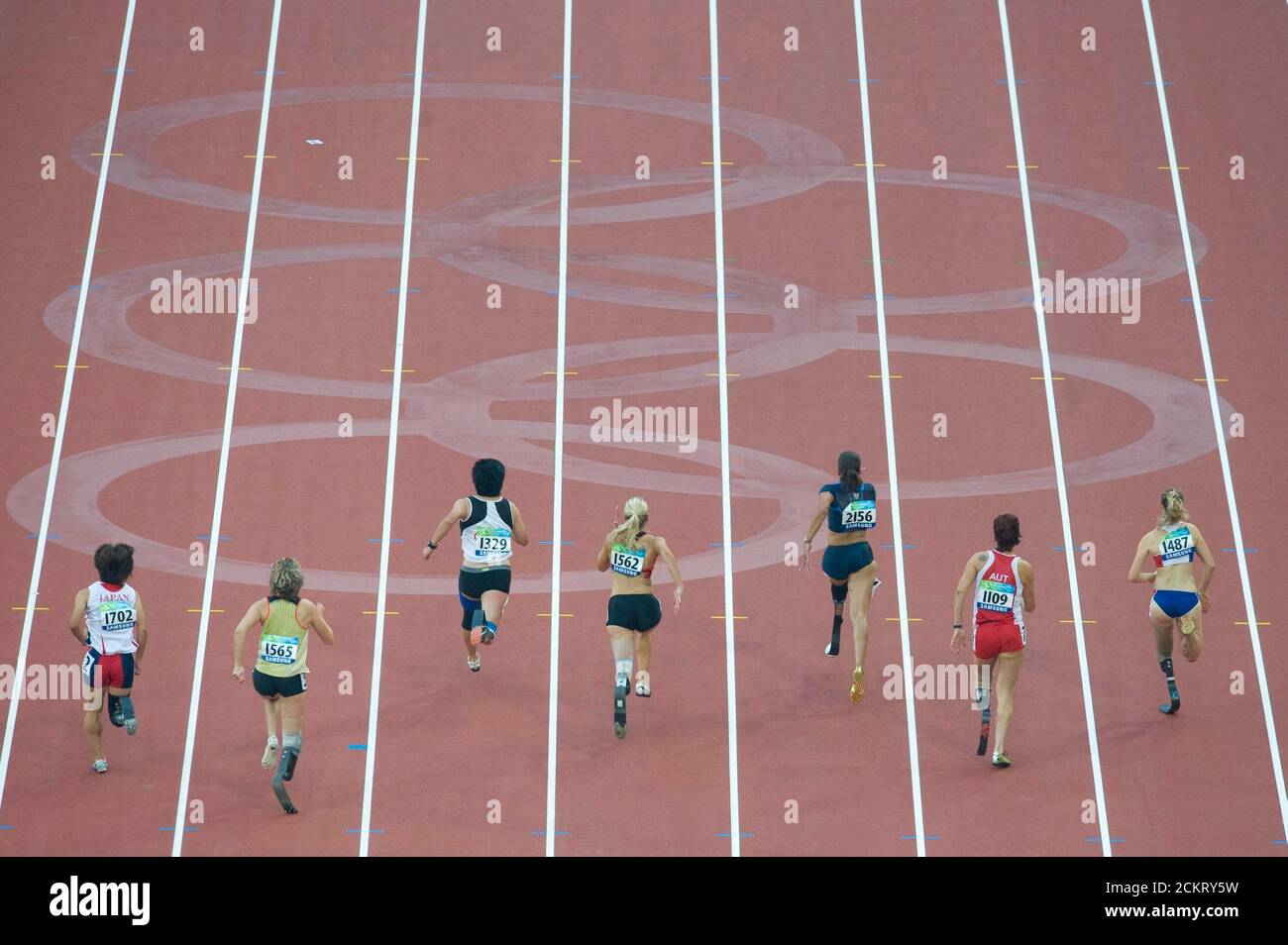 Peking, China 13. September 2008: Tag 8 des sportlichen Wettkampfes bei den Paralympischen Spielen in Peking 2008 zeigt das T44 (Amputees) Finale der Frauen auf 100 Metern mit (l bis r), Maya Nakanishi aus Japan, Astrad Hofte aus Deutschland, Juan Wang aus China, Grün aus Deutschland, April Holmes aus den Vereinigten Staaten, Andrea Scherney aus Österreich und Marie-Amelie le fur aus Frankreich. Holmes gewann die Goldmedaille. ©Bob Daemmrich Stockfoto