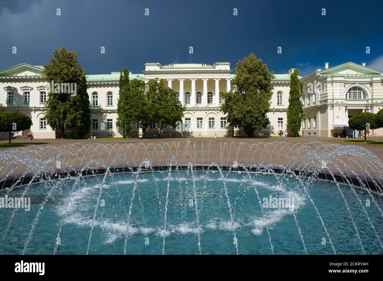 Brunnen im Hinterhof des Präsidentenpalastes in der Altstadt von Vilnius, Litauen Stockfoto