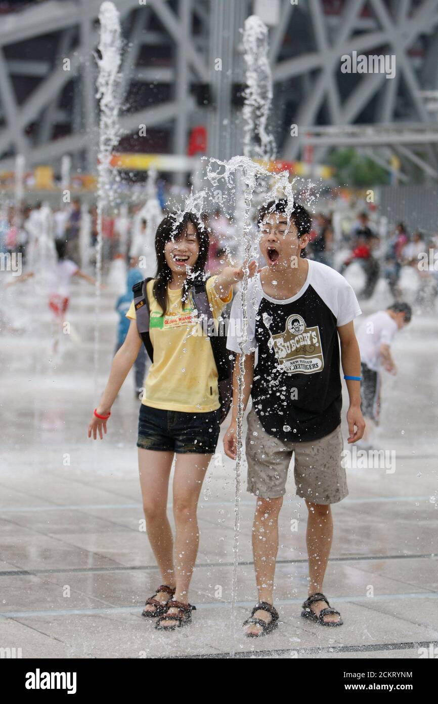 Peking, China 13. September 2008: Chinesische Paare und Familien genießen die riesigen Plätze vor dem Nationalstadion (Vogelnest) am siebten Tag des sportlichen Wettkampfs bei den Paralympischen Spielen 2008. ©Bob Daemmrich Stockfoto
