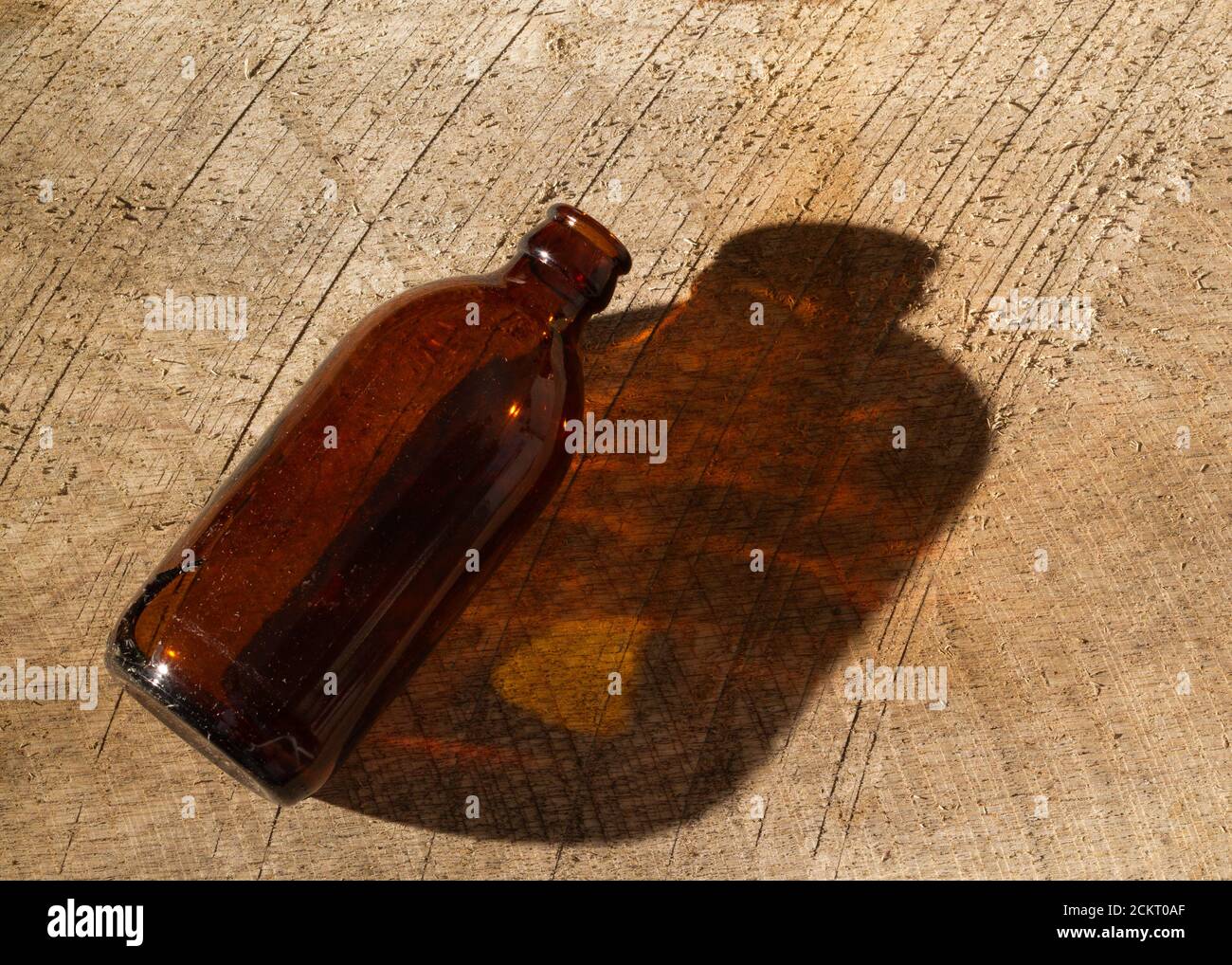 Stubby Bierflasche auf verwittertem Holz Stockfoto