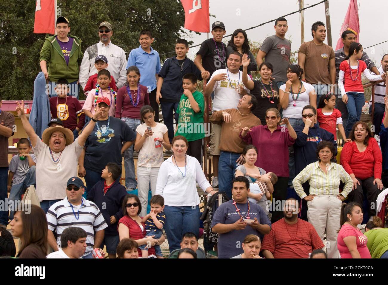 Laredo, TX, 22. Februar, 2009:112. Jährliche Parade zur Washington's Birthday Feier zum Gedenken an den ersten Präsidenten der Vereinigten Staaten in der Innenstadt von Laredo. Eine überwiegend hispanische Zuschauermenge aus Mexiko und den Vereinigten Staaten genießt die Feierlichkeiten. ©Bob Daemmrich Stockfoto