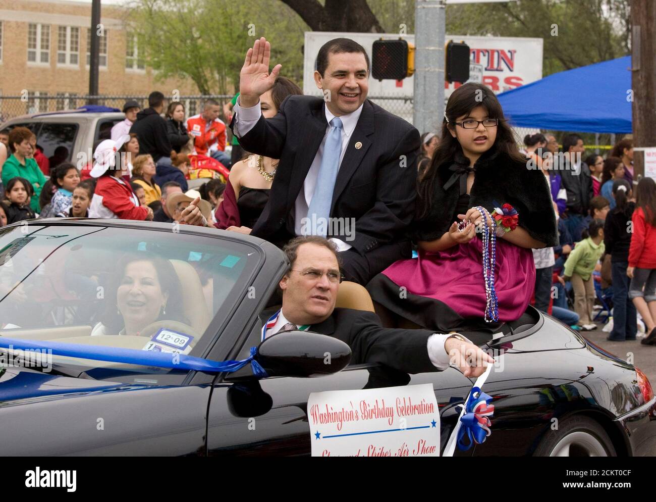 Laredo, TX 22. Februar, 2009:112. Jährliche Festivalparade zum Geburtstag des ersten Präsidenten der Vereinigten Staaten, George Washington, in der Innenstadt von Laredo; US-Repräsentant Henry Cuellar, der Laredo im Kongress vertritt, winkt auf der Parade-Route aus einem Cabrio. ©Bob Daemmrich Stockfoto