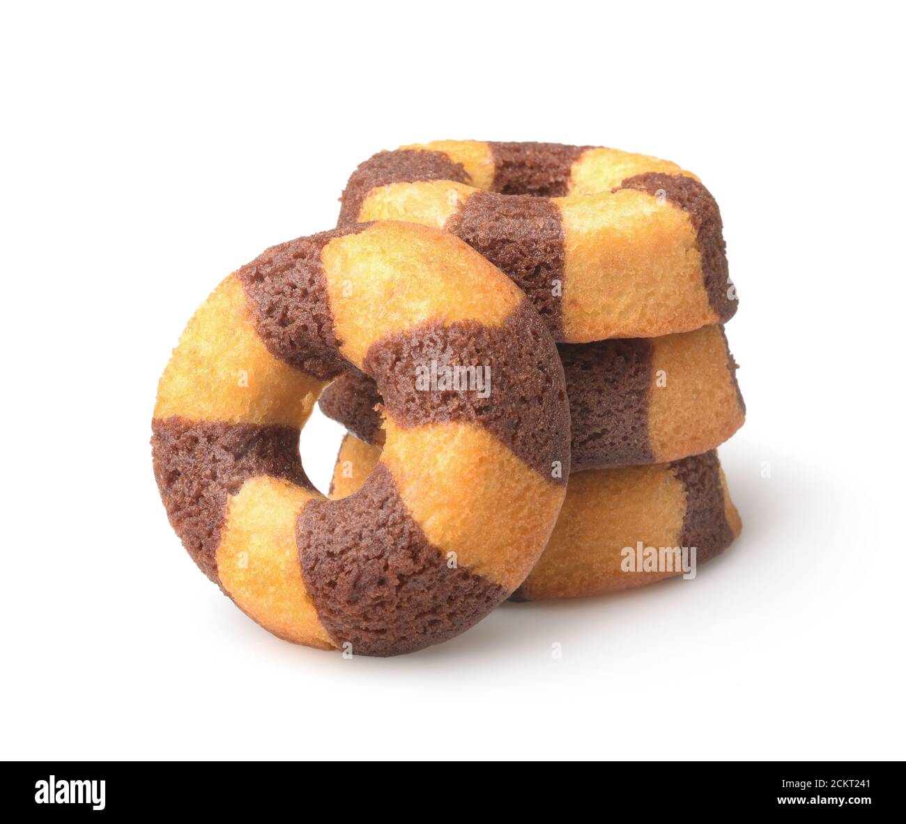 Stapel von Schokolade Banane Biskuit Kuchen isoliert auf weiß Stockfoto