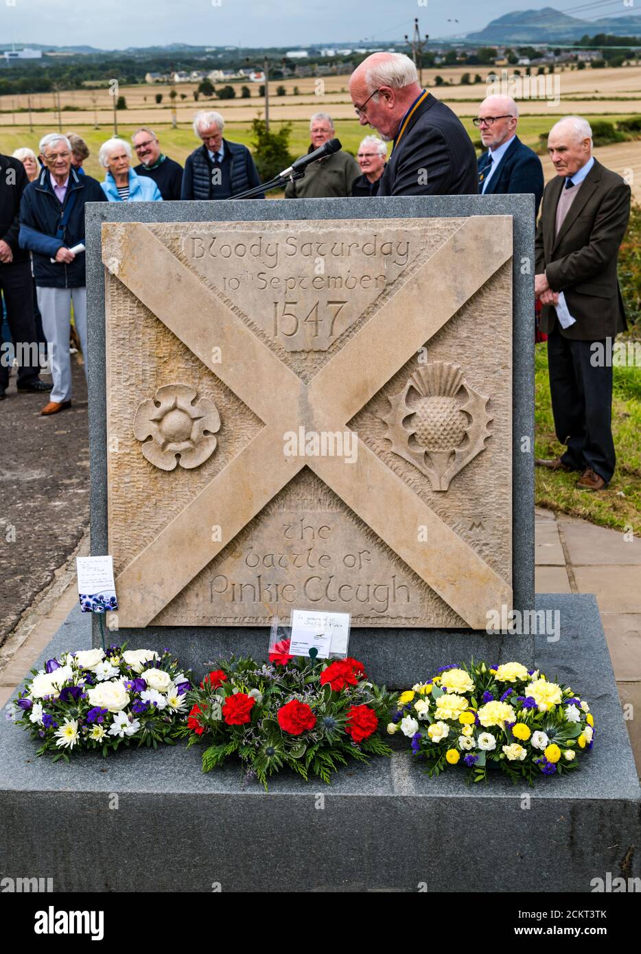 David Stillie hielt eine Rede bei der Gedenkfeier der Schlacht von Pinkie Cleugh auf dem Schlachtfeld-Denkmal, East Lothian, Schottland, Großbritannien Stockfoto