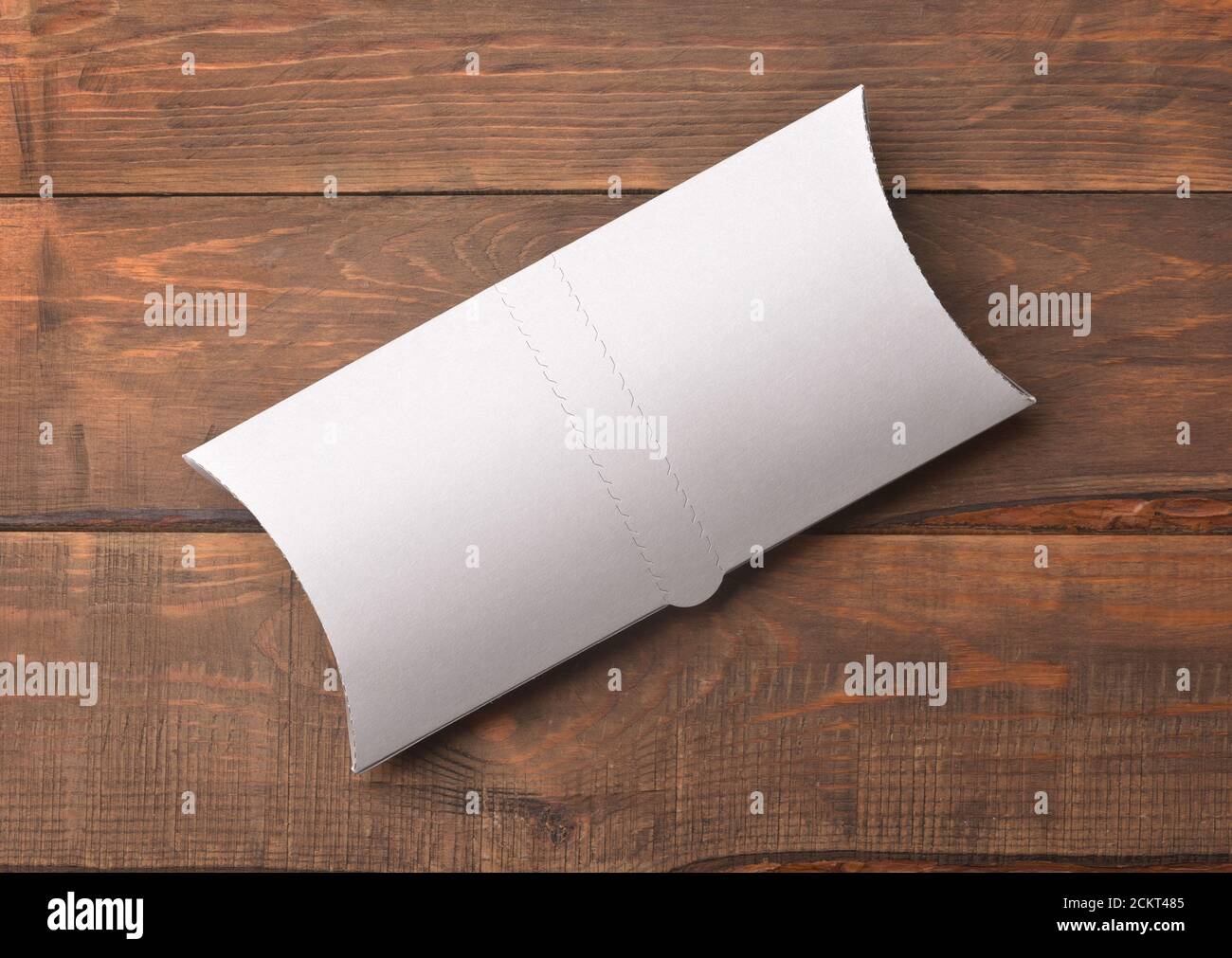 Draufsicht auf weiße leere Döner Kebab-Papierverpackung Holzhintergrund Stockfoto
