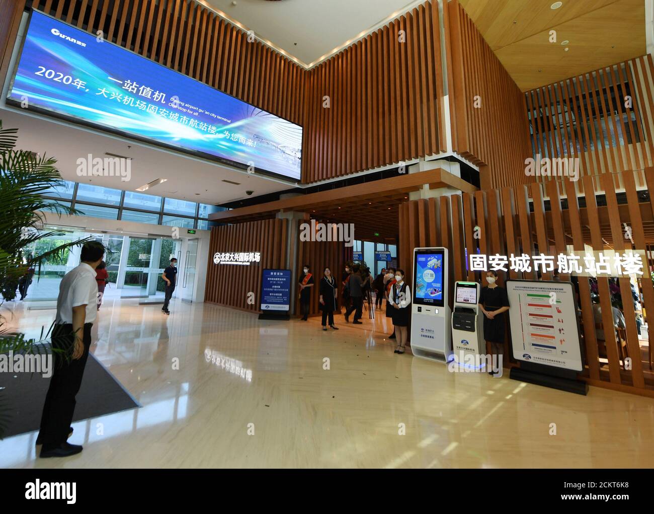 GU'an. September 2020. Das Foto vom 16. September 2020 zeigt einen Blick auf den internationalen Flughafen Peking Daxing Gu'an City Terminal im Bezirk Gu'an, nordchinesische Provinz Hebei. Beijing Daxing International Airport Gu'an City Terminal am Mittwoch eröffnet. Passagiere können den Check-in und den Gepäckabfertigung am Terminal durchführen und mit dem Flughafenbus zum internationalen Flughafen Peking Daxing fahren. GU'an in der Provinz Hebei liegt neben dem Flughafen Daxing. Quelle: Zhang Chenlin/Xinhua/Alamy Live News Stockfoto