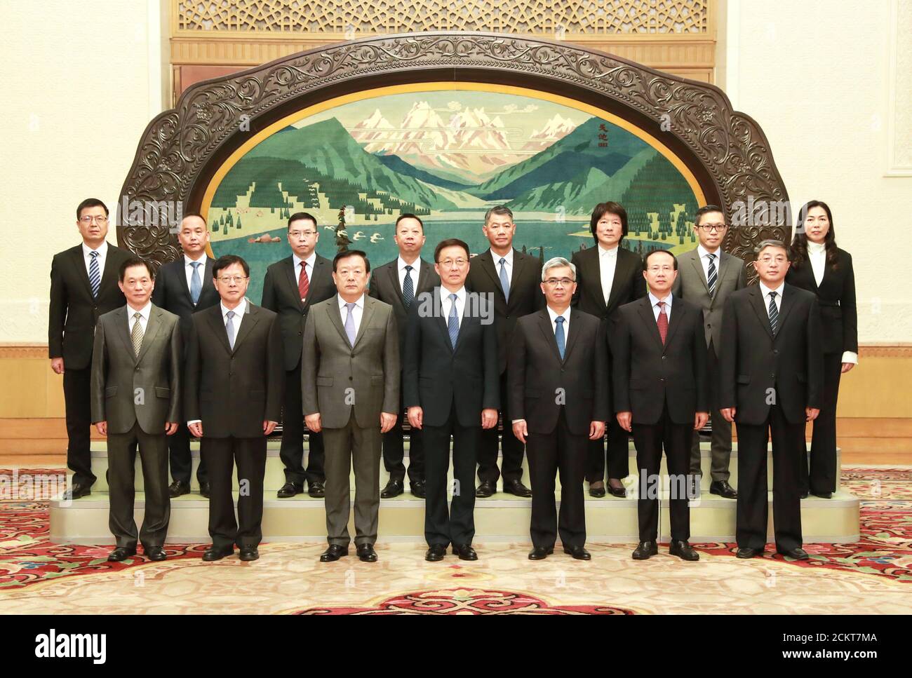 Peking, China. September 2020. Der chinesische Vizepremierminister Han Zheng, ebenfalls Mitglied des Ständigen Ausschusses des Politbüros des Zentralkomitees der Kommunistischen Partei Chinas und Leiter der zentralen Führungsgruppe für Hongkong und Macao, Treffen mit einer hochrangigen Delegation der disziplinierten Kräfte der Sonderverwaltungsregion Macao unter der Leitung von Sicherheitsminister Wong Sio Chak in der Großen Halle des Volkes in Peking, der Hauptstadt Chinas, am 16. September 2020. Quelle: Pang Xinglei/Xinhua/Alamy Live News Stockfoto