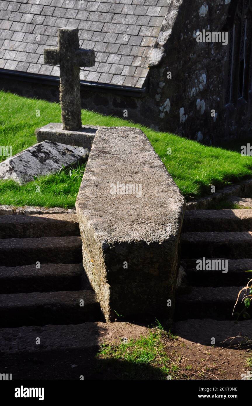 Der Sargstein, über dem Granitrindgitter in den Friedhof der Kirche St. Levan, auf dem Fußweg von Rospletha, Porthcurno bei Penzance in Mais Stockfoto