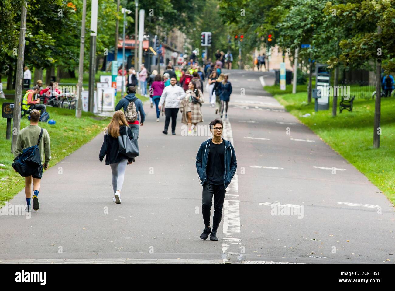 Szenen aus den Meadows nach der schottischen Regierung implizieren die "6-Regel", die vorschreibt, dass nicht mehr als 6 Personen aus 2 Haushalten treffen können. Dies ist auf eine Spitze in Covid-19-Fällen in ganz Schottland zurückzuführen. Kredit: Euan Cherry Stockfoto