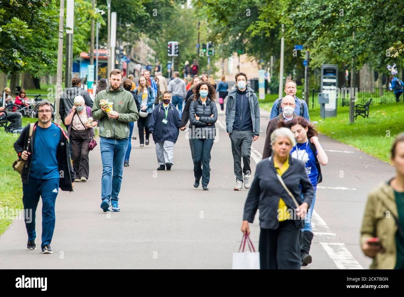 Szenen aus den Meadows nach der schottischen Regierung implizieren die "6-Regel", die vorschreibt, dass nicht mehr als 6 Personen aus 2 Haushalten treffen können. Dies ist auf eine Spitze in Covid-19-Fällen in ganz Schottland zurückzuführen. Kredit: Euan Cherry Stockfoto