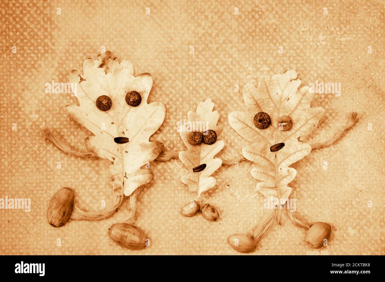 Bunte Herbst Blätter Familie tanzen Sepia-Effekt Stockfoto