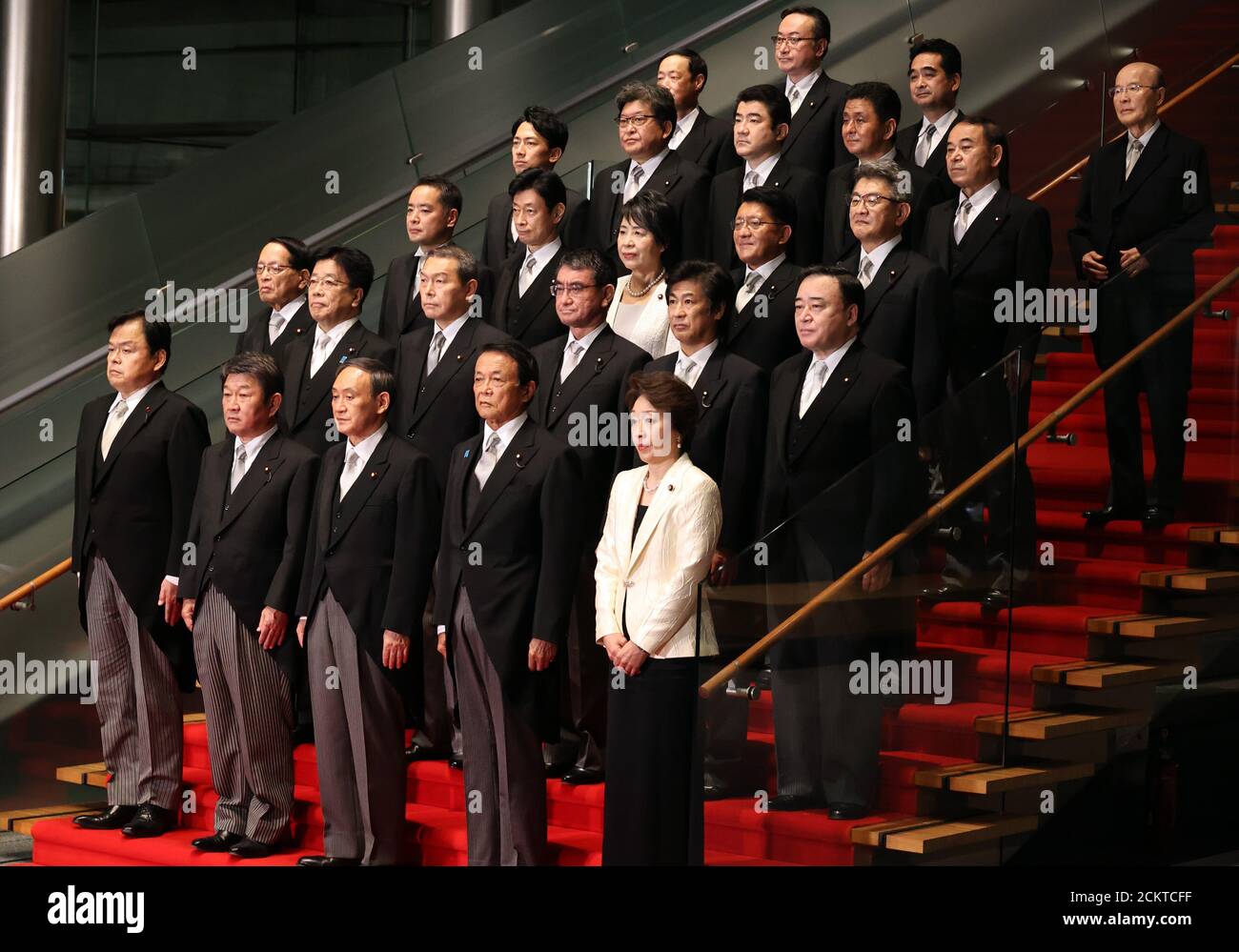 (200916) -- TOKIO, 16. September 2020 (Xinhua) -- Japans neuer Premierminister Yoshihihide Suga (C, vorne) posiert nach der ersten Kabinettssitzung in Tokio, Japan, am 16. September 2020, für ein Gruppenfoto mit seinen Kabinettsmitgliedern. (Yoshikazu Tsuno/Pool via Xinhua) Quelle: Xinhua/Alamy Live News Stockfoto